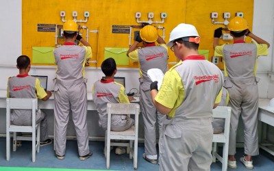 Workshop Teknik Instalasi Tenaga Listrik Berbasis Elektronika Industri SMK Budi Perkasa